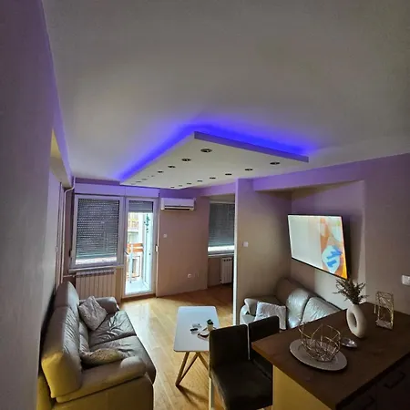 Centar Lux - Free Private Parking, 10-min Walk Downtown 아파트 노비사드