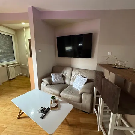 Centar Lux - Free Private Parking, 10-min Walk Downtown * 노비사드