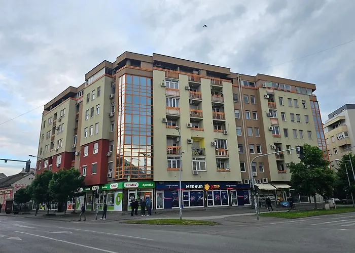 Centar Lux - Free Private Parking, 10-min Walk Downtown נובי סאד