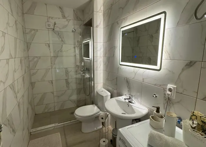 Centar Lux - Free Private Parking, 10-min Walk Downtown נובי סאד